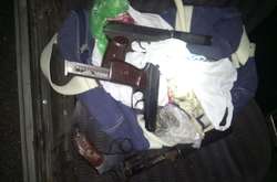 В автомобілі виявили два пістолети «Макарова» з глушниками, револьвер та набої