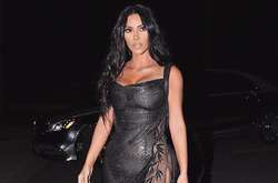 Ким Кардашьян засветила нижнее белье в откровенном платье Versace