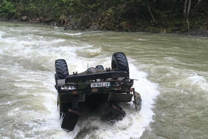 На Івано-Франківщині автомобіль з 23 туристами впав у річку, є загиблі
