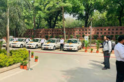 Біля будівлі парламенту в Індії відкрили першу «зарядку» для електрокарів