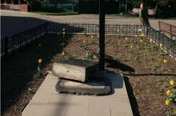 Вандали розтрощили Монумент незалежності у Харкові