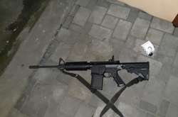 Здійснивши шість пострілів, чоловік викинув зброю