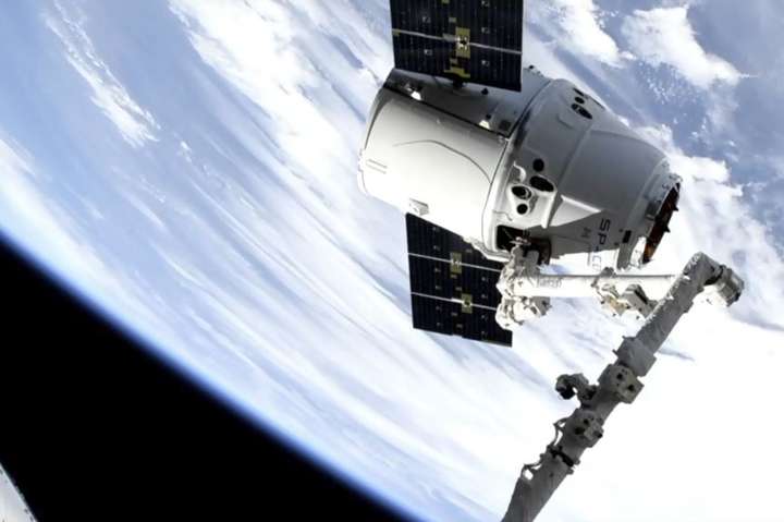 Космічний корабель Dragon доставив вантаж на МКС