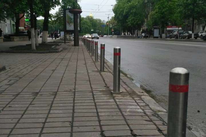 На вулиці Мазепи встановили захист від автохамів (фото)