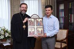 Станіслав Шевчук подарував Зеленському книжку про історію Української греко-католицької церкви та ікону