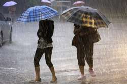 Погода в Україні: насуваються дощі, град і шквали