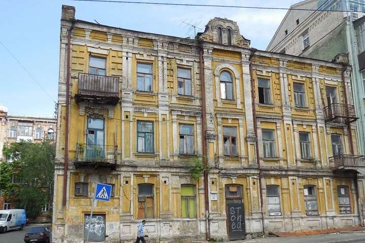 У центрі Києва продають старовинний будинок під знесення (фото)
