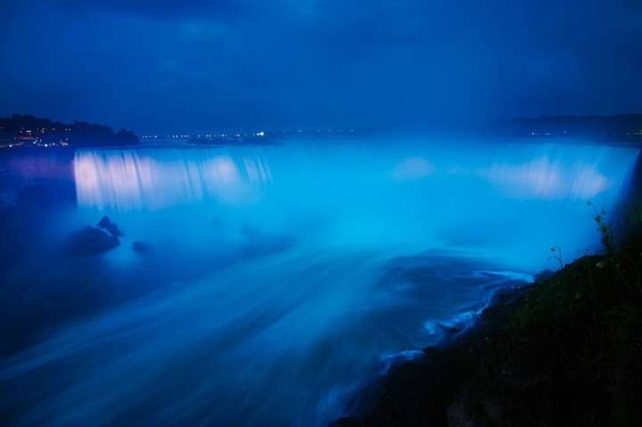 Ніагарський водоспад став синім на честь первістка Меган Маркл (фото, відео)