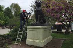 У Міському саду Одеси помили «лева і левицю» (фото)