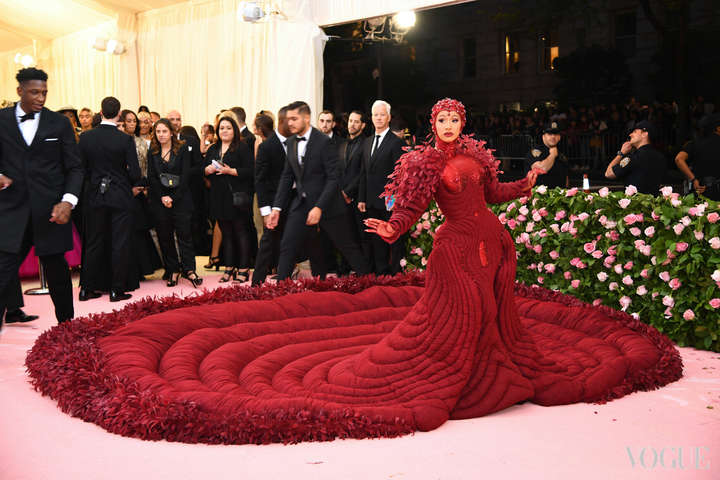 Перья, воланы и стразы на Met Gala 2019: лучшие образы знаменитостей на красной дорожке