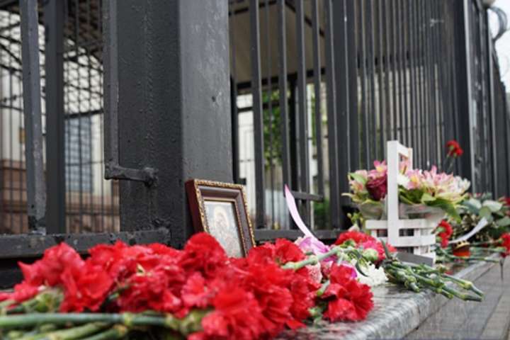 Авіакатастрофа в Росії: кияни несуть квіти до посольства РФ (фото)