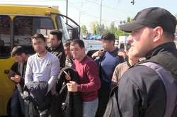 На ринку «Троєщина» поліція зловила півсотні нелегалів (фото, відео)