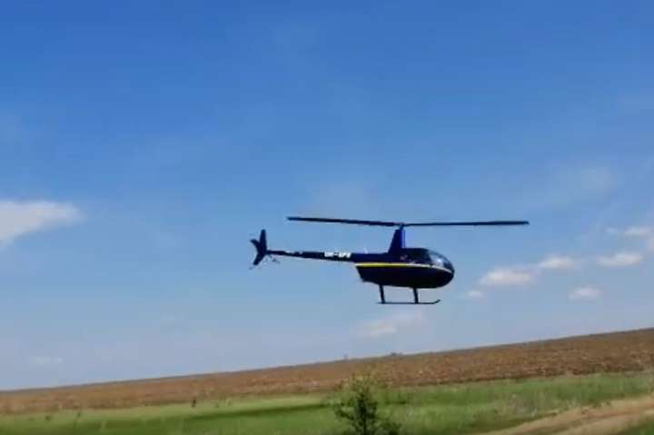 На кладовище у Черкаській області сім'я прилетіла гелікоптером 