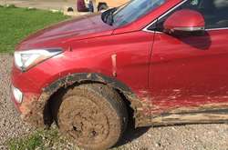 Авто посла Канади в Україні застрягло в багнюці на Черкащині