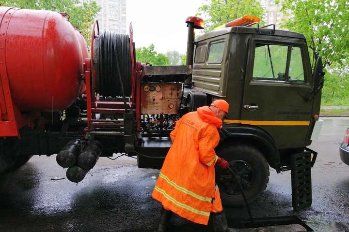 У Києві злива: як автодорівці рятують столицю від підтоплень (фото)