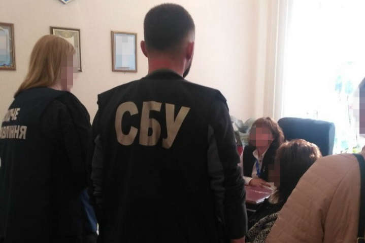 На Миколаївщині керівника одного з міських центрів зайнятості викрито на хабарах