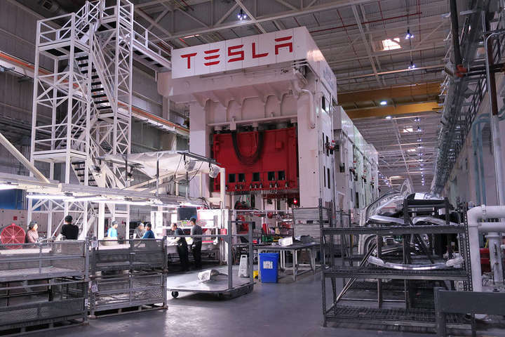 Омелян хочет уговорить Маска построить завод Tesla в Украине