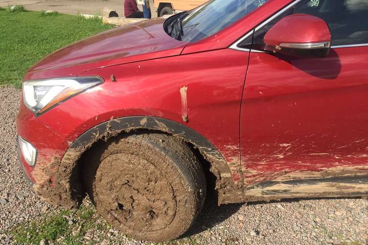 Автомобиль посла Канады застрял в грязи на Черкащине