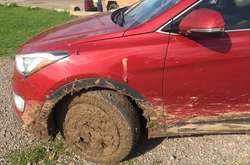 Автомобиль посла Канады застрял в грязи на Черкащине