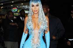 Afterparty Met Gala: Ким Кардашьян появилась в голубом латексном костюме и в блестящем парике