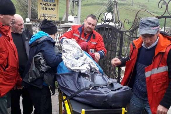 Рятувальники знайшли у Карпатах непритомну туристку із Чехії 