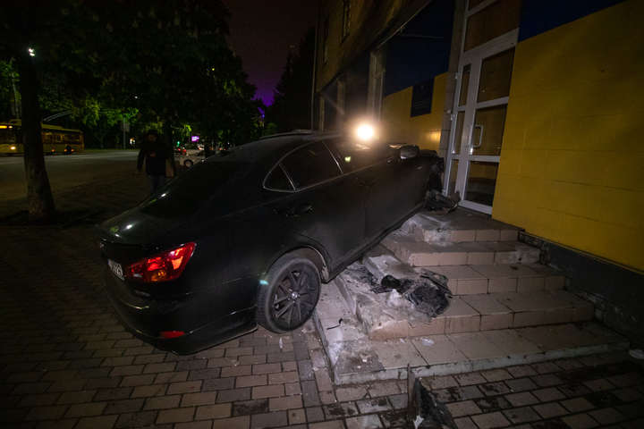 У Києві Lexus вилетів з дороги і в’їхав у будинок (фото, відео)