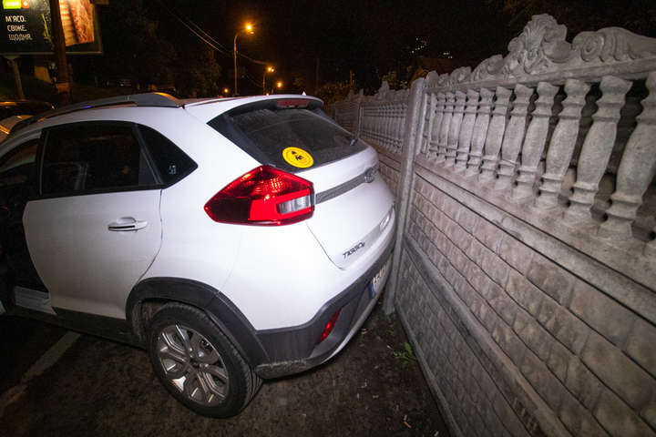 На проспекті Науки Land Rover протаранив Chery і відкинув у паркан (фото, відео)