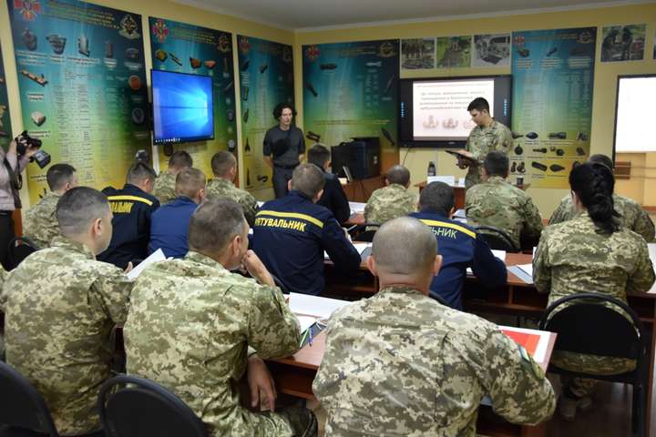Інструктори з США влаштували тренінги для українських саперів