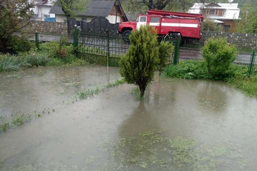 Дощі наробили лиха на Прикарпатті: підтоплено півсотні будинків і пошкоджено міст 