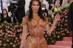 Удалила ребра? Сеть обсуждает осиную талию Ким Кардашьян