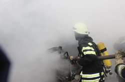 У дворі будинку в Києві горів автомобіль