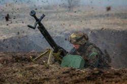 Бойовики п'ять разів обстріляли позиції сил ООС, загинув військовий: мапа боїв