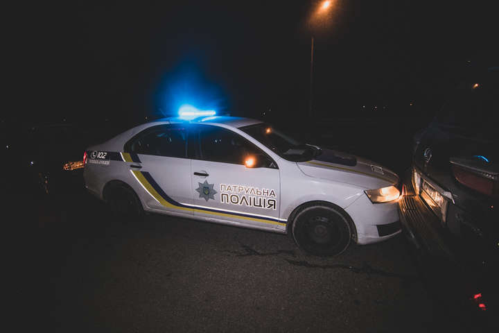 У Києві Skoda влетіла в патрульну машину: водія госпіталізували