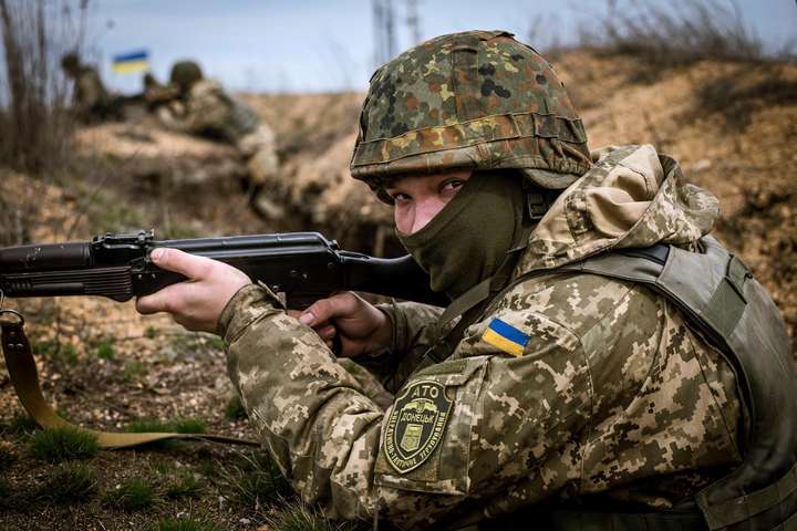Доба на Донбасі: один військовий загинув, четверо поранені