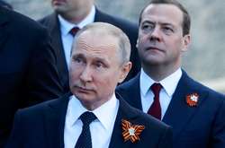 Володимир Путін та Дмитро Медвєдєв на параді на Красній площі