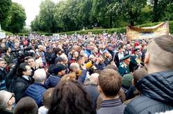 Учасники акції покладають квіти