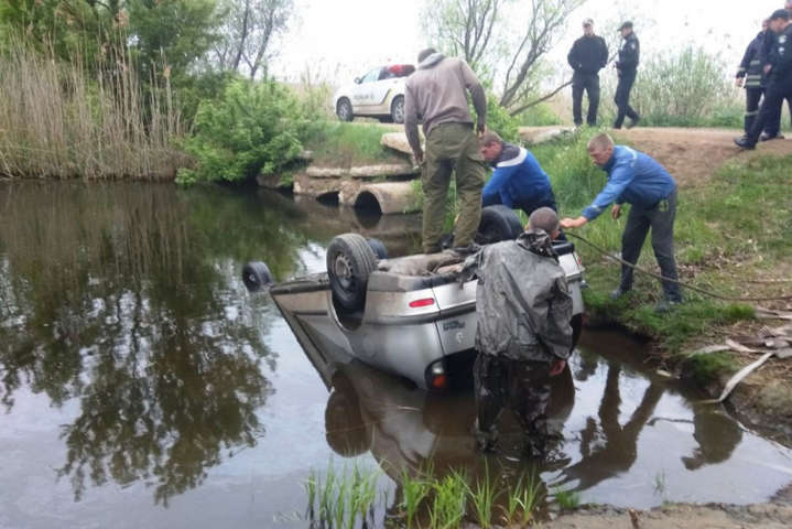 На Кіровоградщині авто злетіло з мосту у річку: водій загинув