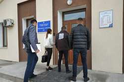 На Хмельниччині митники продавали таємні бази даних про ввезені авто