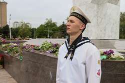 Тисячі одеситів поклали квіти до монументів Слави