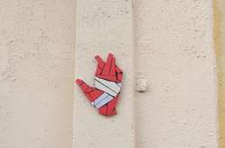 Рука з сигаретою