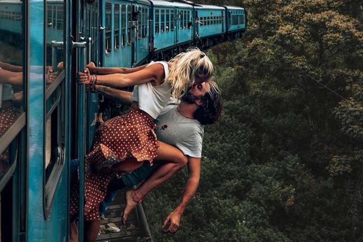 Тревел-блогеров раскритиковали из-за опасной фотографии на поезде