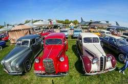 Сотні раритетних авто серед літаків: у Києві стартував фестиваль OldCarLand