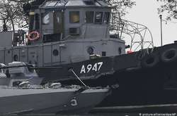  
 Один із трьох захоплених Росією українських військових кораблів 
 