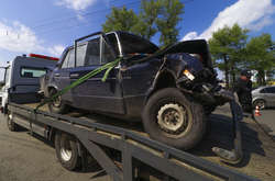 Легковий автомобіль на повній швидкості врізався в припаркований MAN