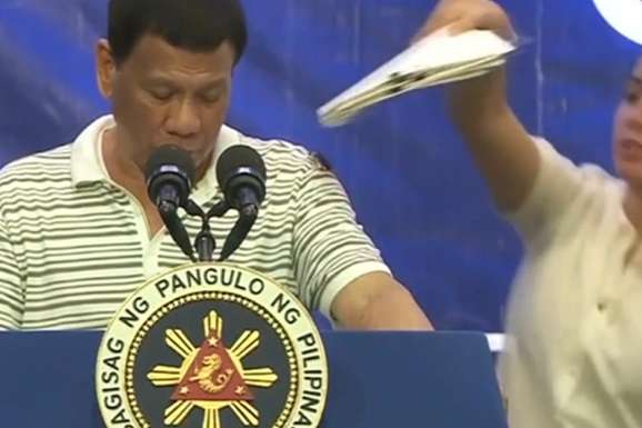 Президент Філіппін виступив із величезним тарганом на плечі (відео)