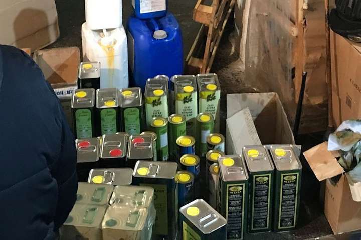 У Києві судитимуть шахраїв, які із соняшникової олії робили «оливкову»