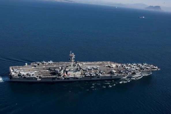 США готові в разі потреби провести авіаносець через протоку біля Ірану