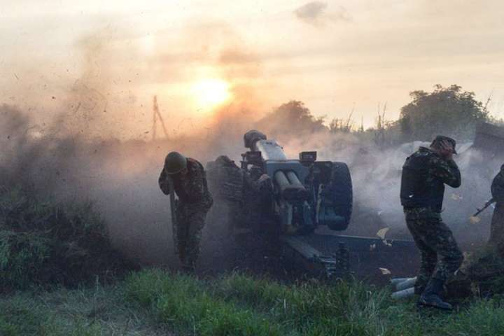 На Донбасі окупанти б'ють з важкої артилерії: поранений військовий