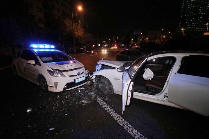 У Києві на повному ходу лоб в лоб зіткнулися поліцейський Prius і BMW (фото, відео)