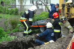 На Івано-Франківщині чоловіка засипало землею